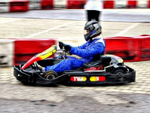 Prise d'un virage en karting de compétition