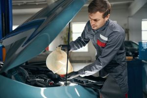 Homme effectuant un contrôle technique