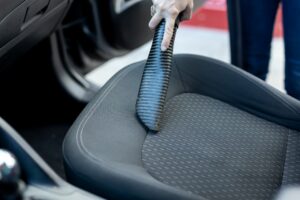 Nettoyage complet de la voiture avant le contrôle technique