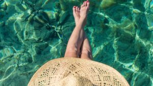 Femme avec les pieds dans l'eau