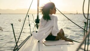 Femme sur un bateau